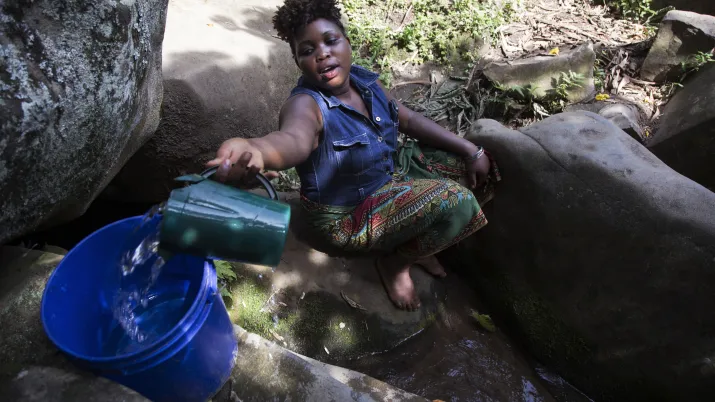 Femme s'approvisionnant en eau, Tanzanie