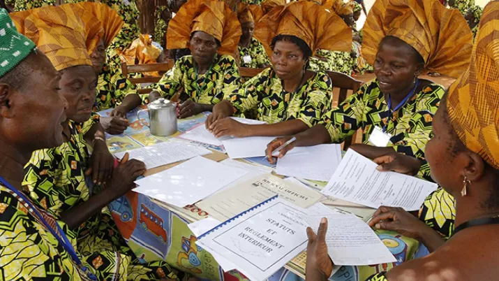 Le groupe AFD accorde un prêt de 10 millions d'euros à la Fondation Grameen Crédit Agricole pour favoriser l’accès des populations fragiles aux s