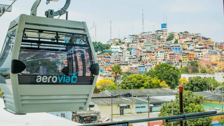 Le programme de télécabines Aerovia à Guayaquil permet de relier le centre de la ville aux quartiers populaires de Duran, en enjambant le fleuve Guayas. Cette infrastructure innovante réduit le temps de parcours de 45 à 17 minutes. 35 000 personnes par jour bénéficieront à terme de ce service qui réduira les émissions de gaz à effet de serre de 15 000 tCO2eq/an