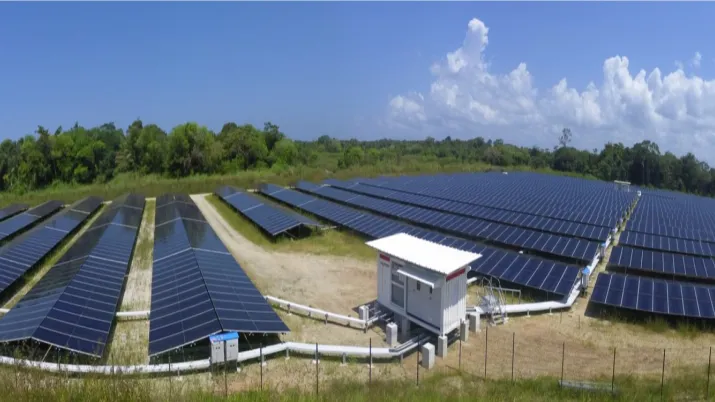 Savane des Pères, une centrale solaire avec stockage à Sinnamary
