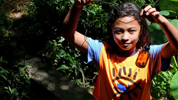 Projet éducatif Olho d'Água en Équateur, financé par l'AFD. Les enfants surveillent la qualité de l'eau grâce à un kit d'analyse © Zuleika de Souza / AFD