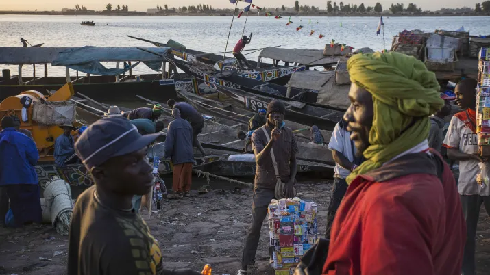 MOPTI, tractation au bord du fleuve Niger