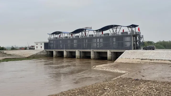 Un nouveau barrage-écluse pour lutter contre les effets du changement climatique à Kim Son, dans la province de Ninh Binh, Vietnam