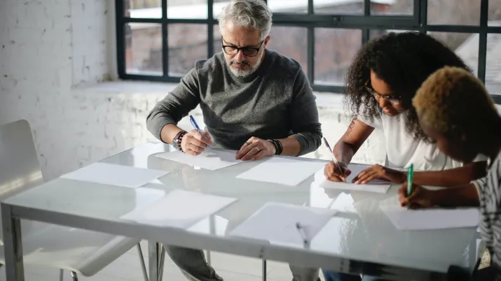 Personnes attablées