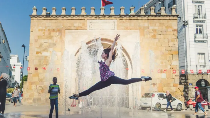 Femme dansant en Tunisie