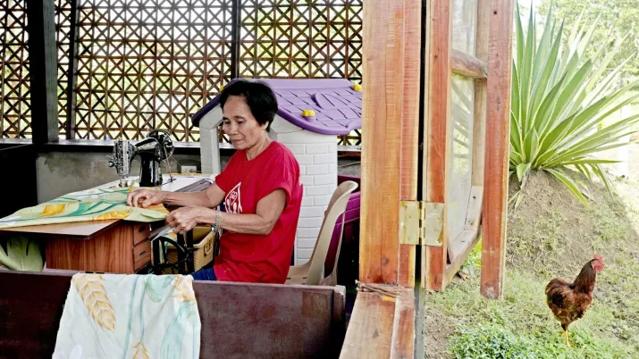 Teresita Palermo, 65 ans, utilise une machine à coudre dans le centre de développement familial de Barangay Ginez, San Enrique Iloilo City, le 25 janvier 2023. 