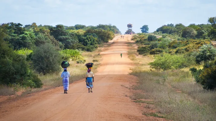 Femmes marchant sur la route.