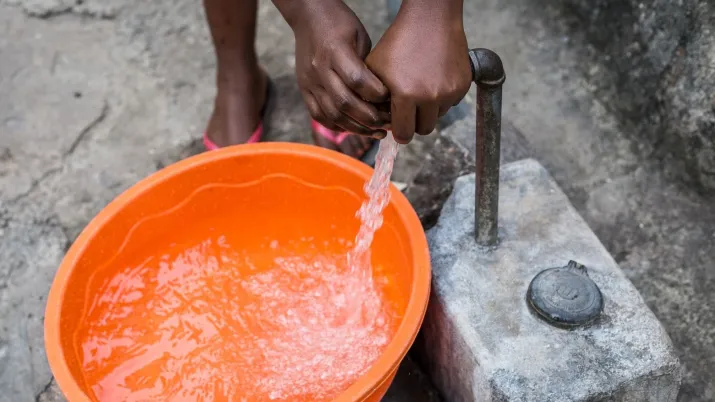 femme puise eau Tanzanie