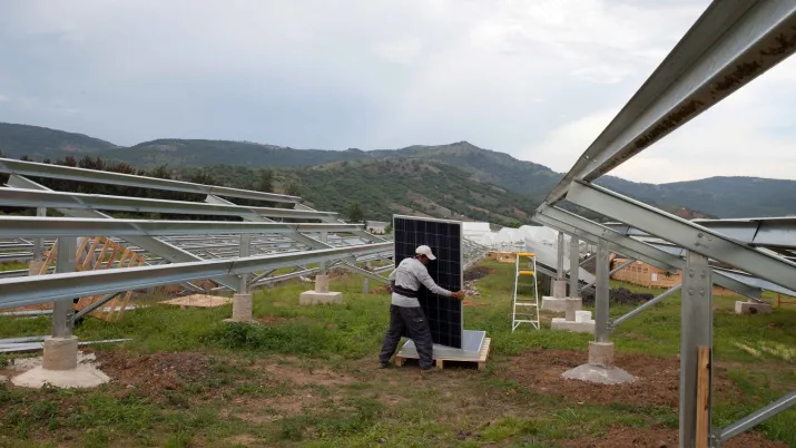 Installation de panneaux solaires à Teluca, au Mexique.