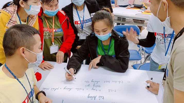 Le projet renforce l’accès aux services publics, à la santé et la formation numérique des ouvrières migrantes au Vietnam.