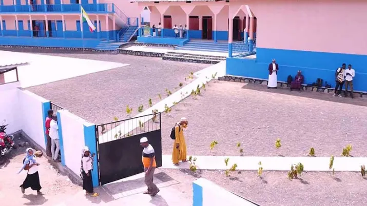 Le projet vise à réhabiliter les infrastructures, renforcer les capacités éducatives et intégrer des activités sportives aux Comores.