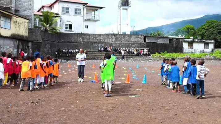 Le projet vise à promouvoir la pratique régulière d’Activités Physiques et Sportives (APS) pour tous les élèves du primaire et du secondaire aux Comores