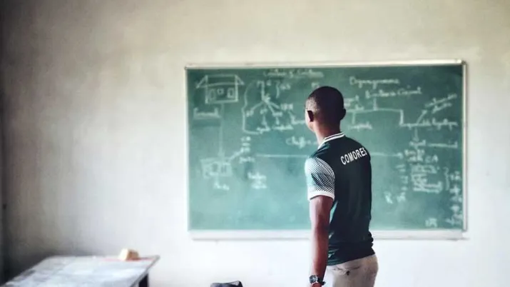Ce projet vise à améliorer le niveau de français des enseignants du primaire et à développer leurs compétences pédagogique, aux Comores