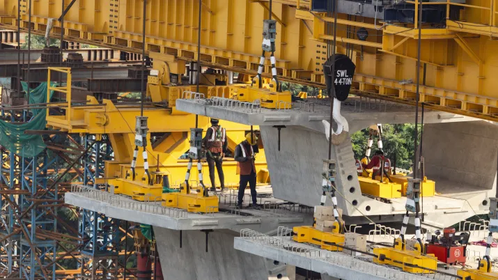 Construction d'une travée en plaçant des blocs entre deux piliers - Sutrat Metro Rail Project