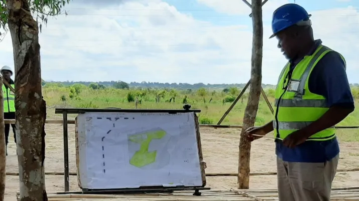 Ingénieur en gilet fluo et casque bleu