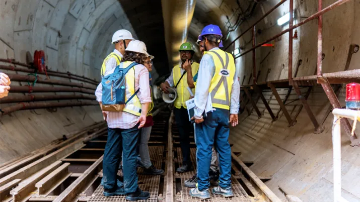 équipe travaillant à la construction d'un métro à Bangalore