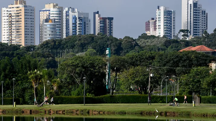 Parc Barigui; situé au coeur de la ville de Curitiba. L’AFD a financé la création de parcs urbains