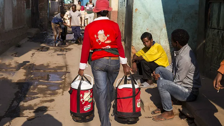 adia Raharinaivo; animatrice de l'Hotelin Jazakely du quartier de Manarintsoa Centre; vend ses petits pots de Koba Aina. A Madagascar, où 50 % des enfants de moins de 5 ans souffrent de la malnutrition, L'AFD soutient l’ONG Gret qui a créé une entreprise sociale pour fournir un complément alimentaire aux bébés
