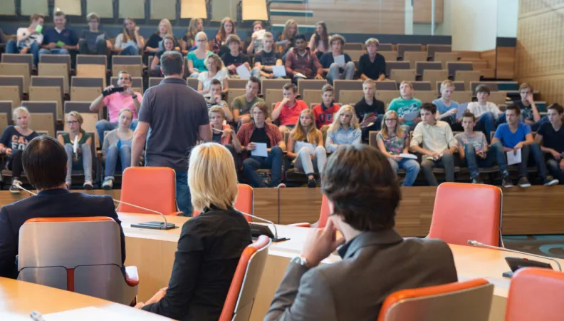 rassemblement, amphithéâtre, illustration transition politique et citoyenne