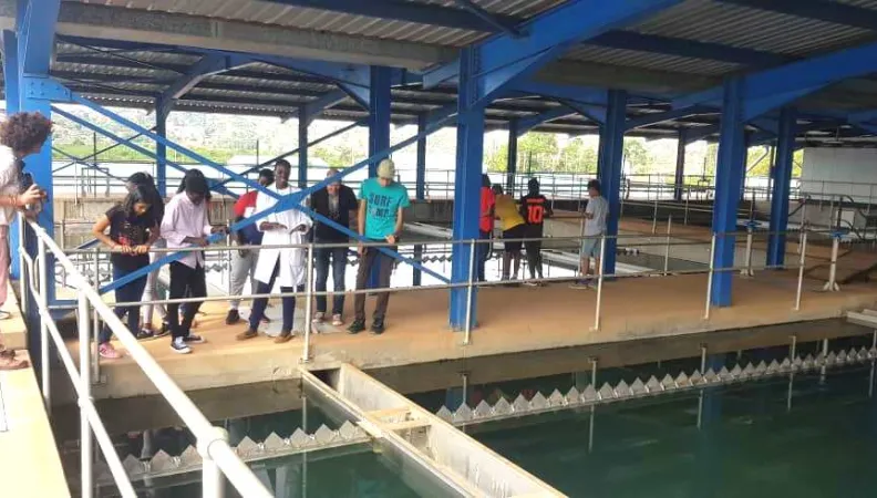 Des élèves visitent la station de traitement de Ggaba, à Kampala