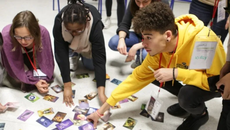 Sensibliser ENSemble : le réseau des jeunes provocateurs de transitions pour un monde juste, solidaire et durable ! 