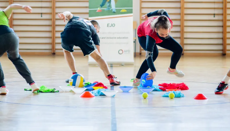 Séance de jeux au Kosovo grâce au projet "Ejo" © PLAY