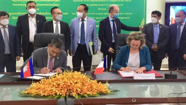 Le ministre du State Secretariat of Civil Aviation et la directrice de l’AFD au Cambodge signant la nouvelle convention © AFD