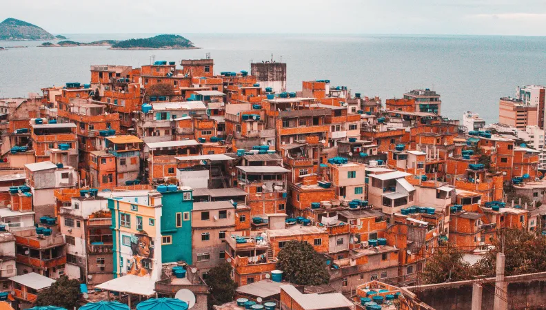 Vue aérienne du Morro de Cantagalo (Rio de Janeiro, Brésil)