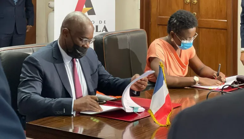 Christian Yoka signature - Angola