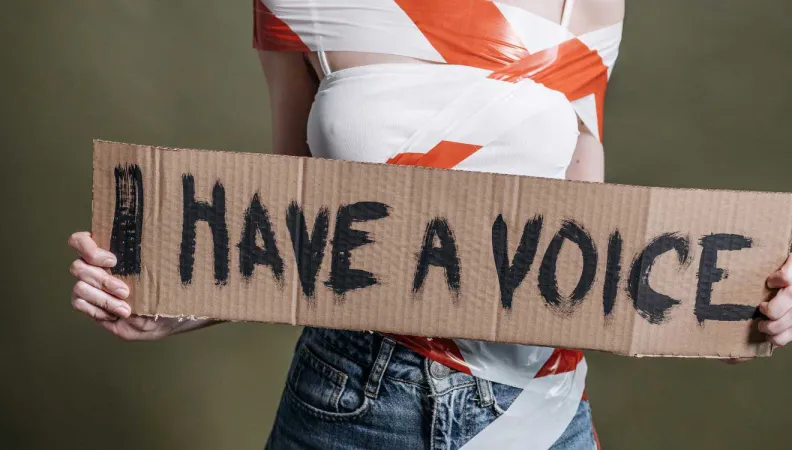  Une femme tenant une pancarte