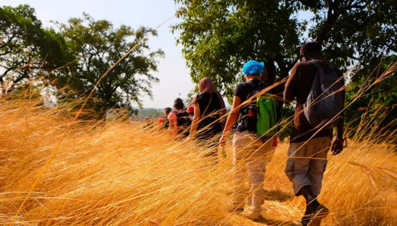 Sur la piste du Caméléon vise la structuration d’un itinéraire culturel, vecteur de développement économique, de lien social et de bonne gouvernance territoriale.