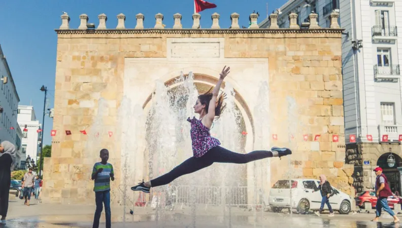 Femme dansant en Tunisie