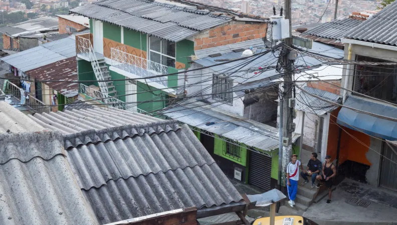Vue sur le quartier 13 de Noviembre. Infrastructure de Metrocable Miraflores en construction, desservant le Pinal, financée par l'AFD.
