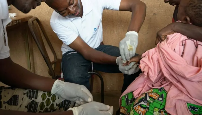 un enfant se faisant vacciner contre la dréopanocytose au Burkina Faso