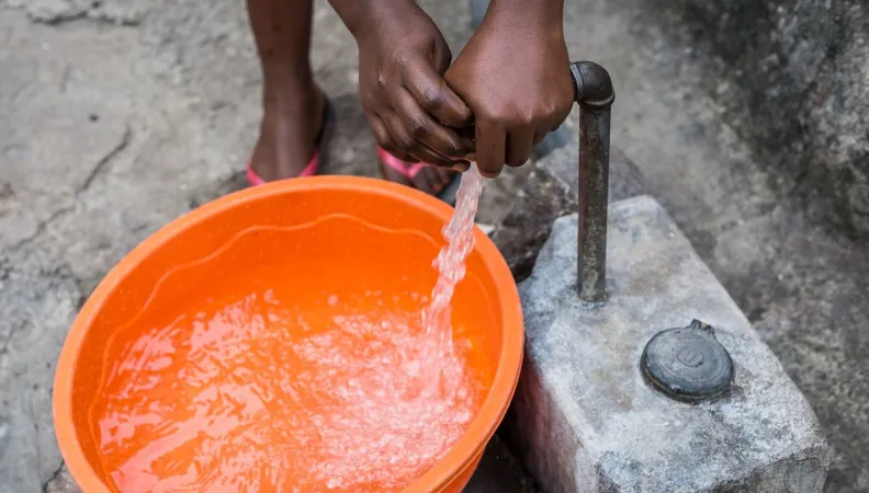 femme puise eau Tanzanie