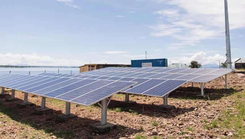 L'AFD soutient le plan du Kenya visant à fournir une électricité abordable et durable en modernisant les mini-réseaux alimentés au diesel avec de l'énergie solaire.