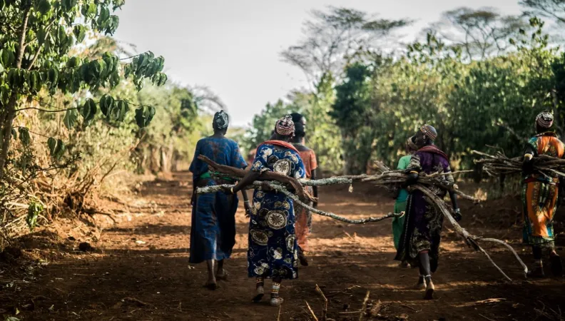 Ce projet vise à construire des routes de base praticables en toute saison dans les zones arides et semi-arides afin de réduire la vulnérabilité à la sécheresse en améliorant l'accès aux marchés et aux services de base.