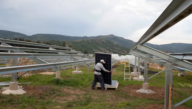 Installation de panneaux solaires à Teluca, au Mexique.