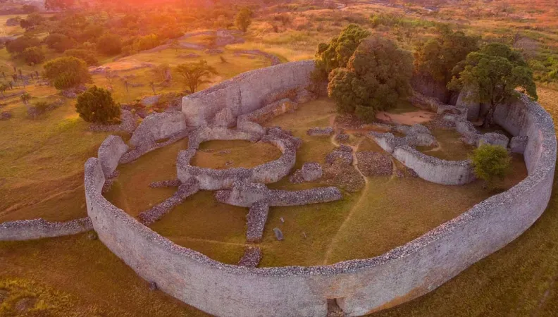 L’AFD met en place un projet qui a pour but de mieux valoriser le site du Great Zimbabwe, de renforcer la programmation culturelle et éducative du site.