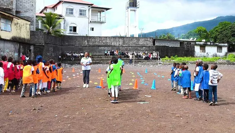 Le projet vise à promouvoir la pratique régulière d’Activités Physiques et Sportives (APS) pour tous les élèves du primaire et du secondaire aux Comores