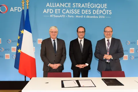 Signature of the strategic alliance between the AFD and la Caisse des Dépôts, with François Hollande