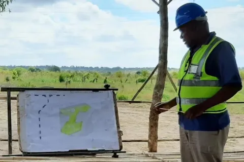 Ingenieur en gilet fluo et casque bleu